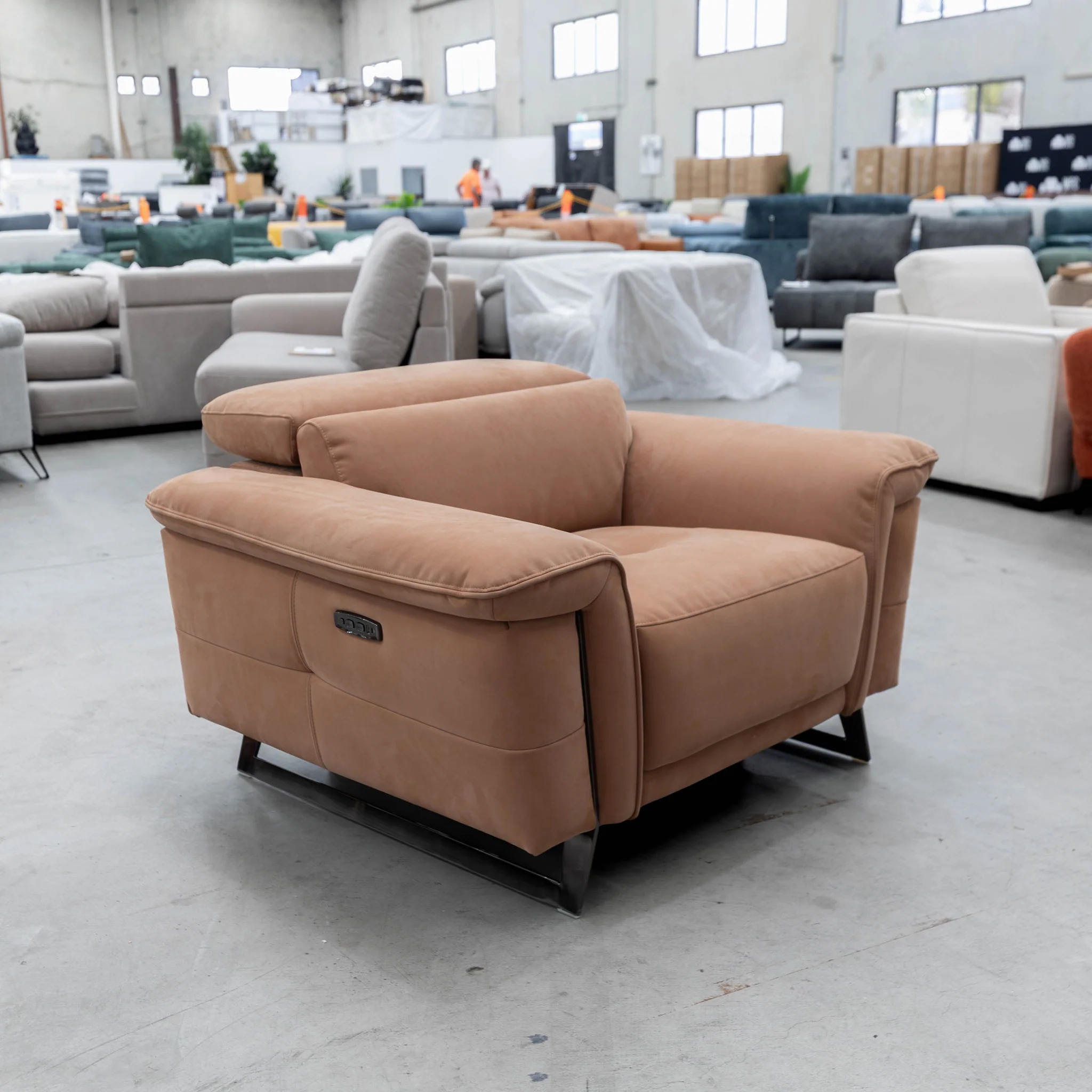 RS-B0422-PR Dual motor single recliner - Rust - Floor Stock - Image 3